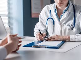 Mulheres ultrapassam homens e tornam-se maioria entre médicos no Brasil pela primeira vez