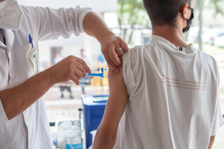 Imunizante desenvolvido pelo Instituto Butantan e Valneva tem alta eficácia e já foi aprovado nos EUA e Europa. Vacina induziu anticorpos em 98,9% dos voluntários em ensaios clínicos.