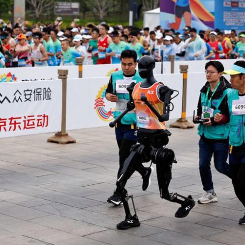 Robôs humanoides participam de meia maratona ao lado de humanos na China