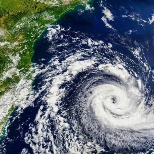 Clima extremo atinge o Brasil: frente fria e ciclone desafiam regiões Sul e Sudeste