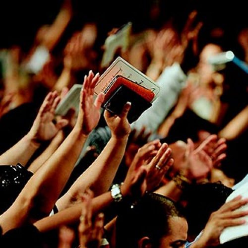 Censo 2022 revela crescimento histórico da população evangélica no Brasil