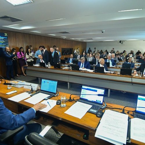 Senado avança com PEC que extingue reeleição para cargos do Executivo