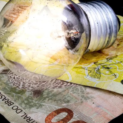 Conta de luz fica mais cara em maio