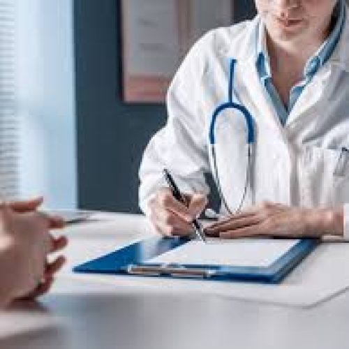 Mulheres ultrapassam homens e tornam-se maioria entre médicos no Brasil pela primeira vez