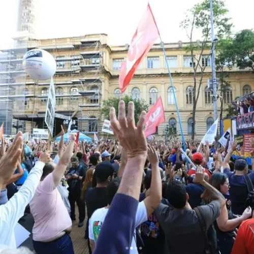 Professores da rede estadual de São Paulo iniciam greve por reivindicações essenciais